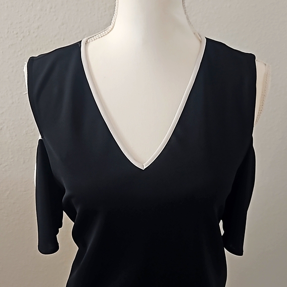 Calvin Klein Womens off the shoulder top. In black, size medium. - Picture 2 of 10